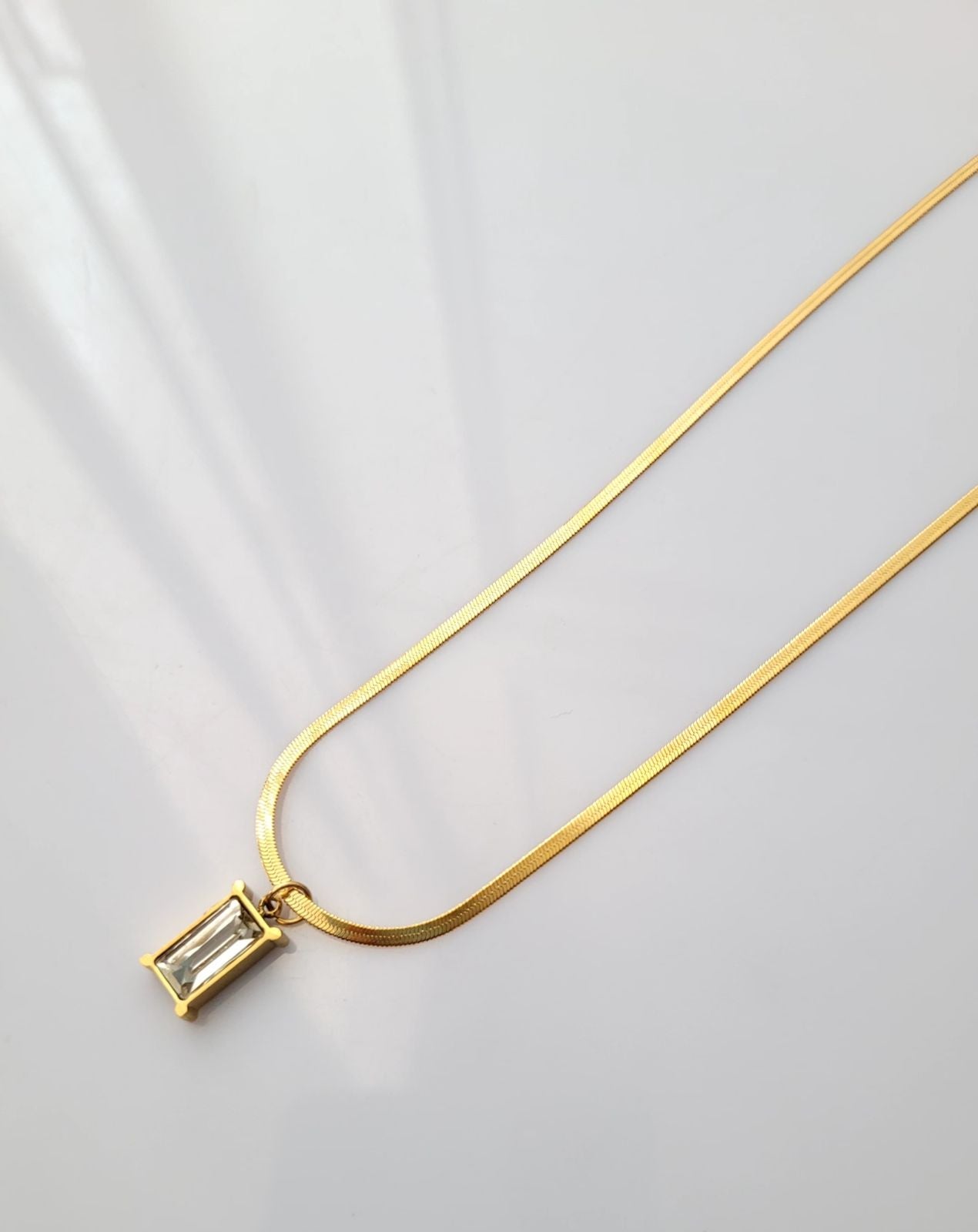 White Bar Pendent Neckchain