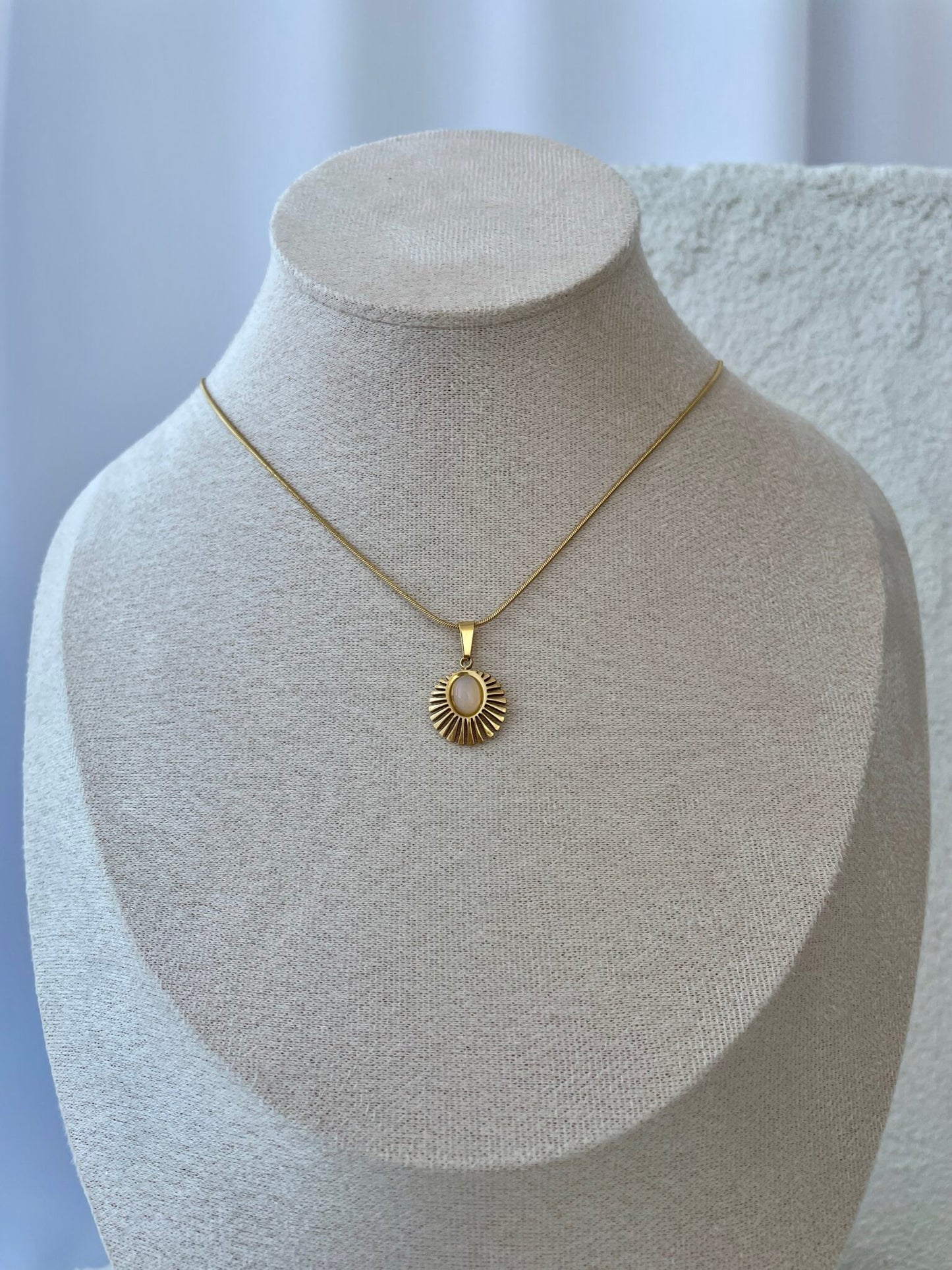 Sunday Pendent Necklace