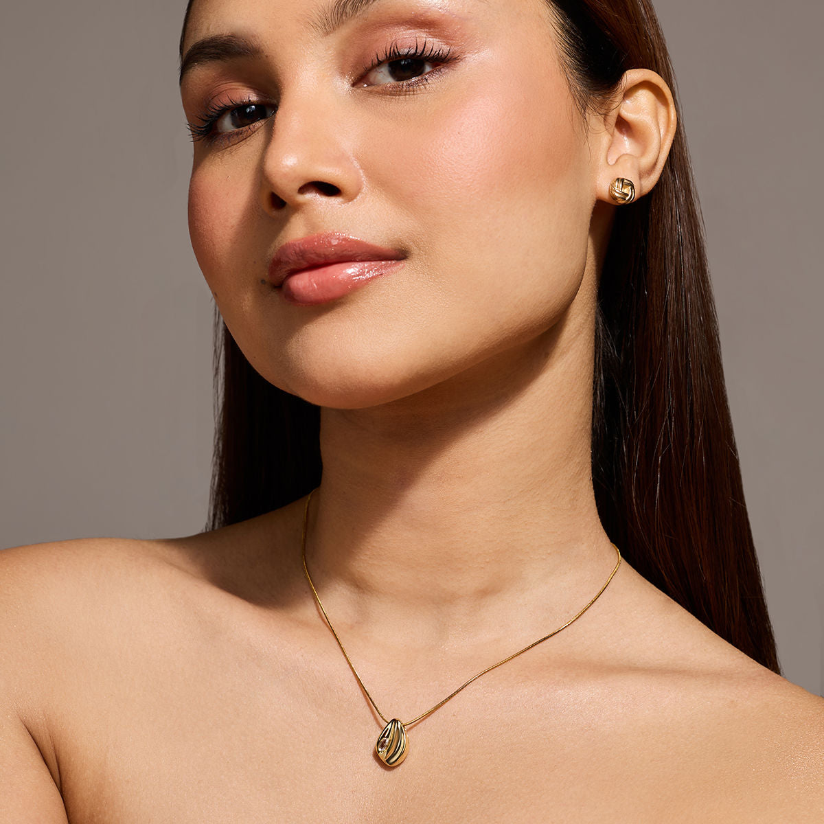 Golden Disorted Shell Pendent Necklace