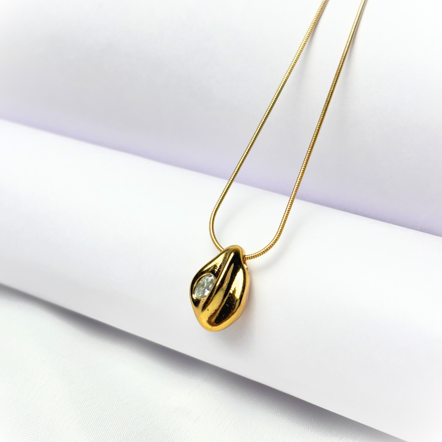 Golden Disorted Shell Pendent Necklace