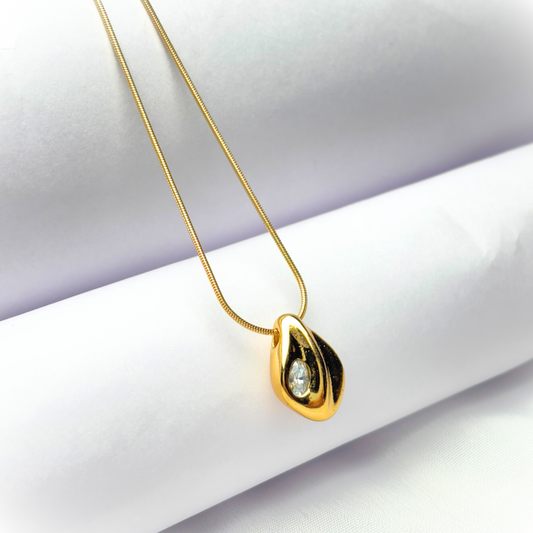 Golden Disorted Shell Pendent Necklace
